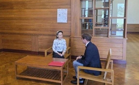 Aung Suu Kyi yang Ditahan Junta Bertemu Pejabat Palang Merah di Myanmar